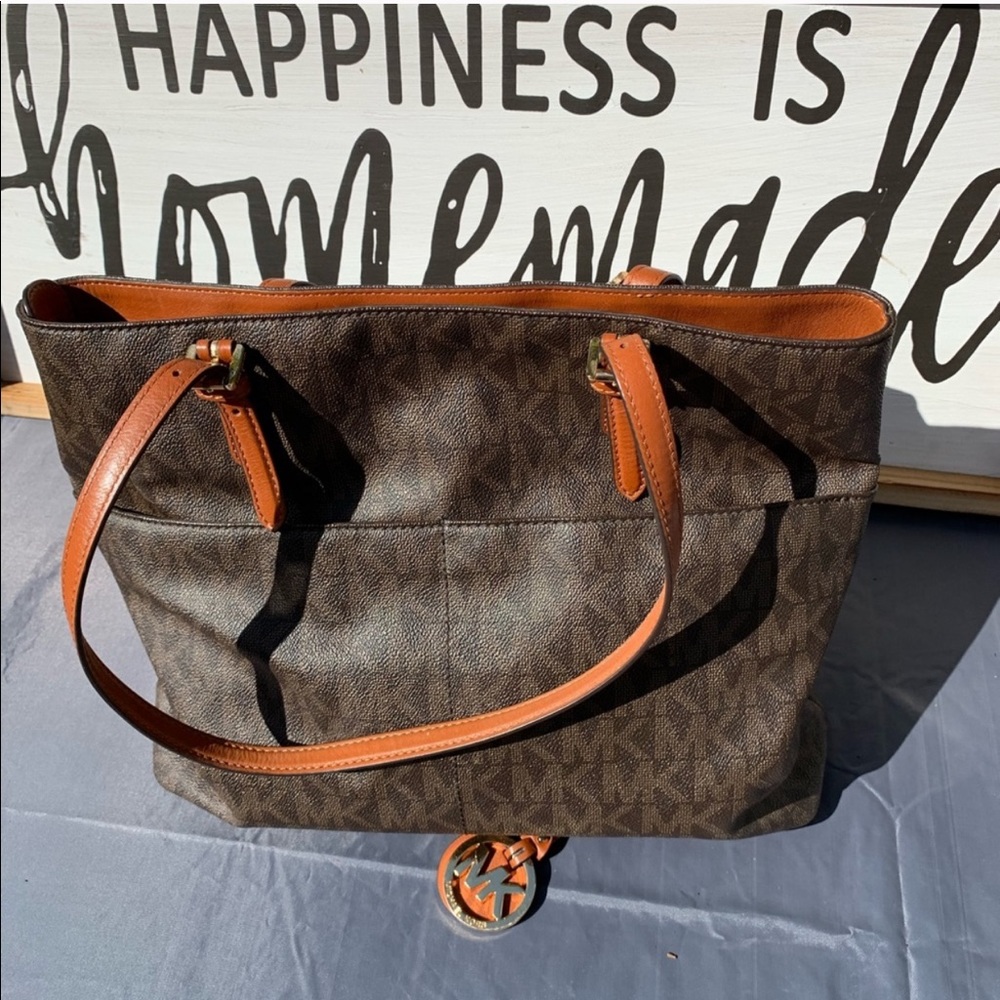 HP# 167 🎉🎉🎉Michael Kors shoulder bag- beautiful